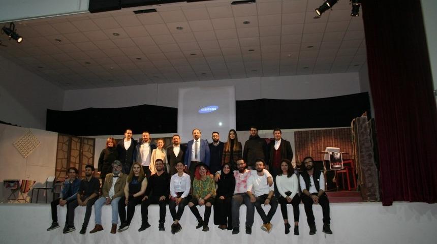 Devrek kamp&uuml;ste İngilizce tiyatro oyunu sahnelendi