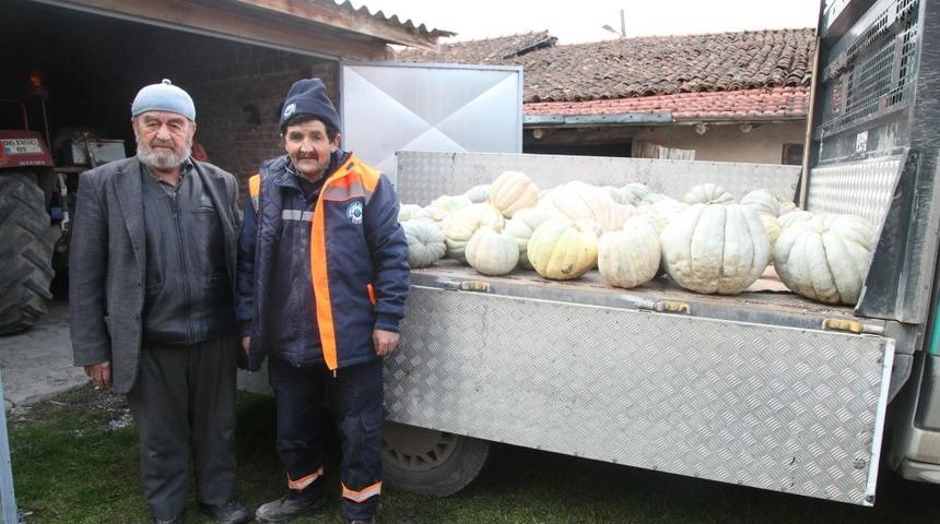 &Uuml;rettiği 1,5 ton bal kabağını aşevine bağışladı