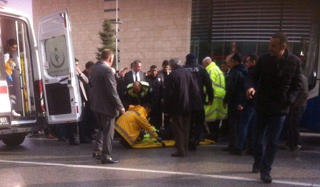 Valinin konvoyundaki polis motosikletine belediye otobüsü çarptı: 1 yaralı