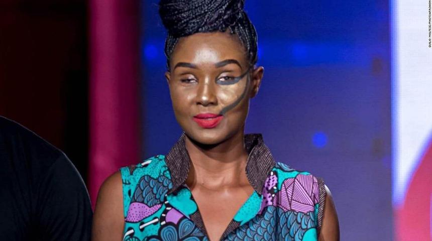 Fark yaratan defile!  Sıfır bedene savaş a&ccedil;an moda d&uuml;nyası &lsquo;kusurlu&rsquo; hatlara da kapılarını a&ccedil;tı