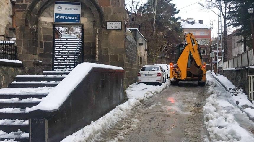 Bitlis Belediyesinden karla m&uuml;cadele &ccedil;alışmaları