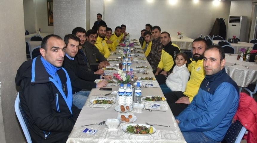 &Ouml;zel Harekat Şube M&uuml;d&uuml;r&uuml; Bayar, voleybolcularla buluştu