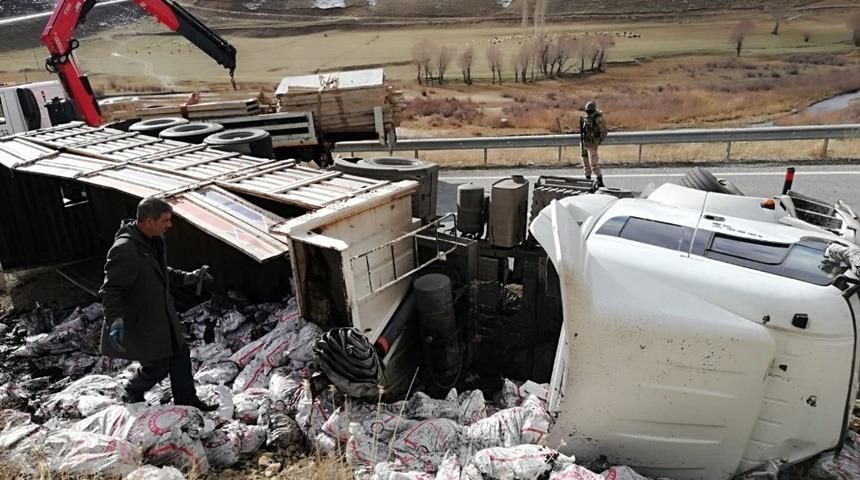 K&ouml;m&uuml;r y&uuml;kl&uuml; tır devrildi
