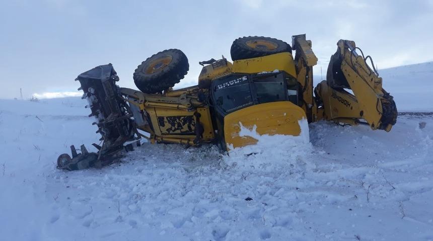 Yol &ccedil;alışması yapan iş makinesi devrildi