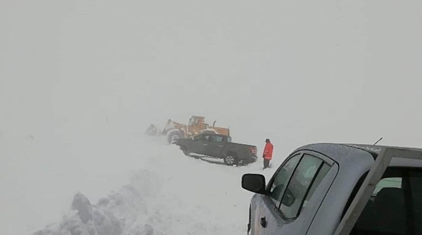 Van-Bah&ccedil;esaray karayoluna &ccedil;ığ d&uuml;şt&uuml;