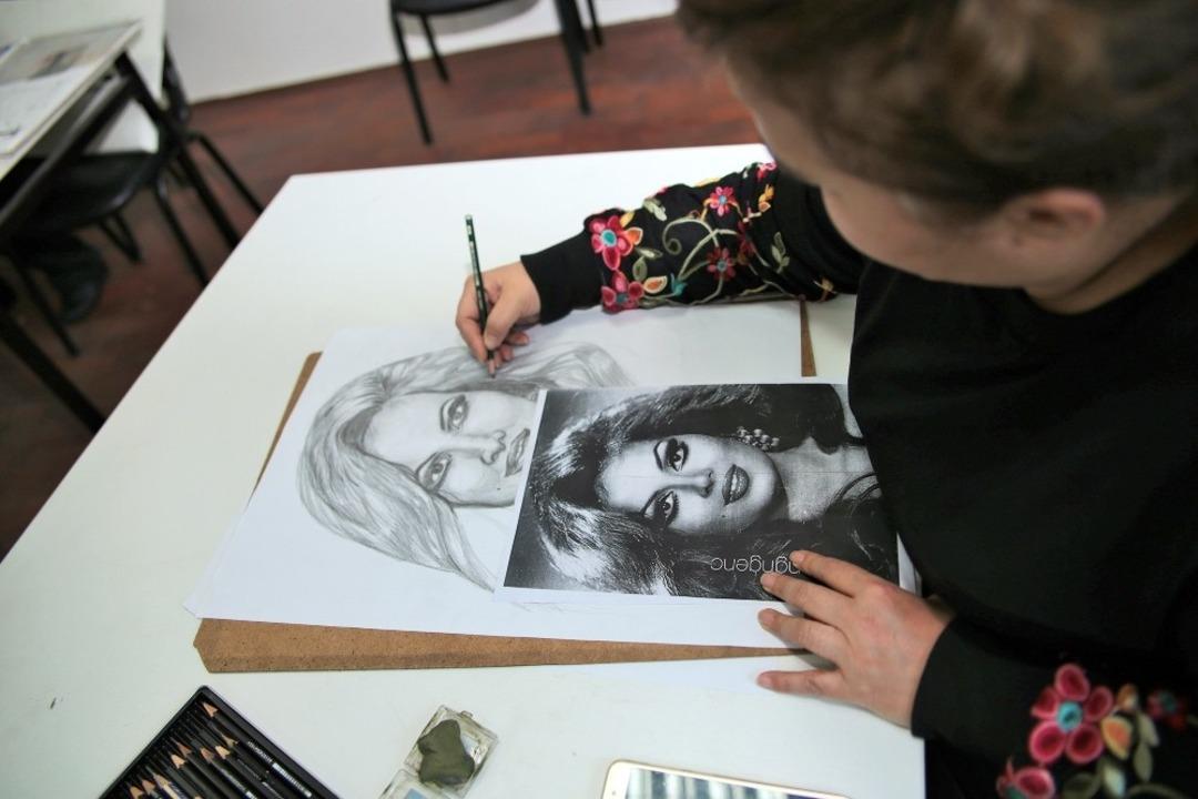 Hayaller, siyah beyaz yansıtılıyor