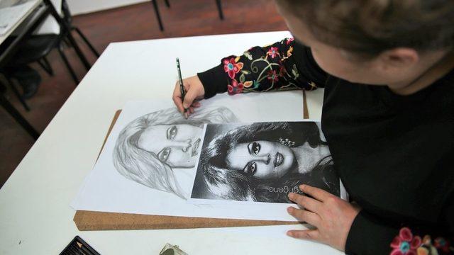 Hayaller, siyah beyaz yansıtılıyor