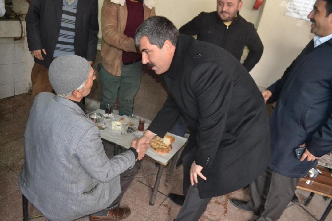 Başkan Asya, esnaf ziyaretleriyle g&ouml;n&uuml;llere dokunuyor