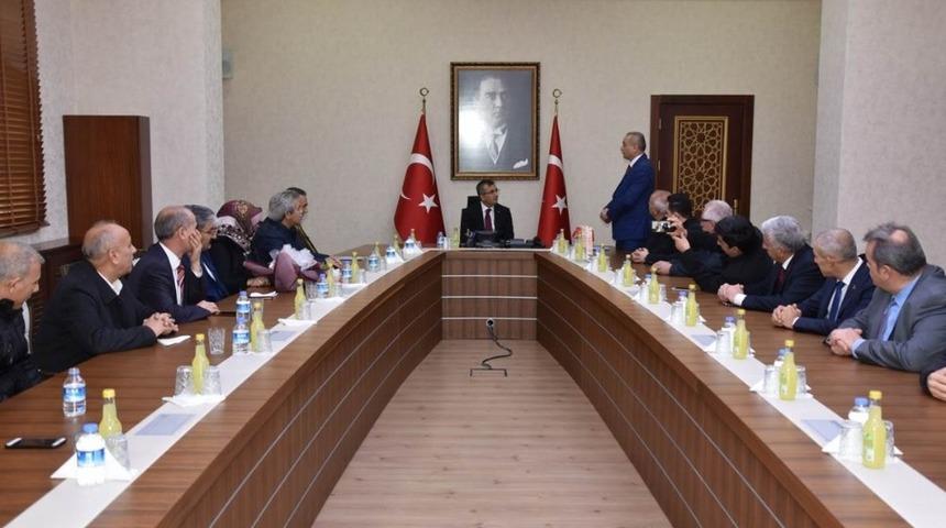 Vali Sezer: &ldquo;Biz her şeyi affederiz ama i&ccedil;imizdeki hainleri affetmeyiz&rdquo;