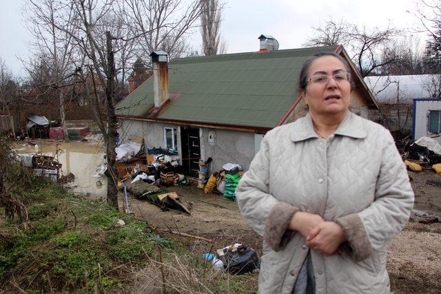 Su borusu bomba gibi patladı, yol çöktü, evi su bastı