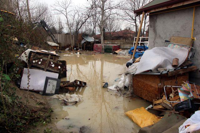 Su borusu bomba gibi patladı, yol çöktü, evi su bastı