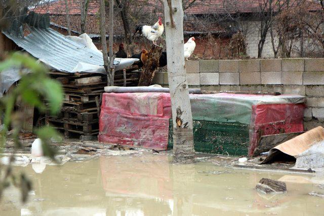 Su borusu bomba gibi patladı, yol çöktü, evi su bastı