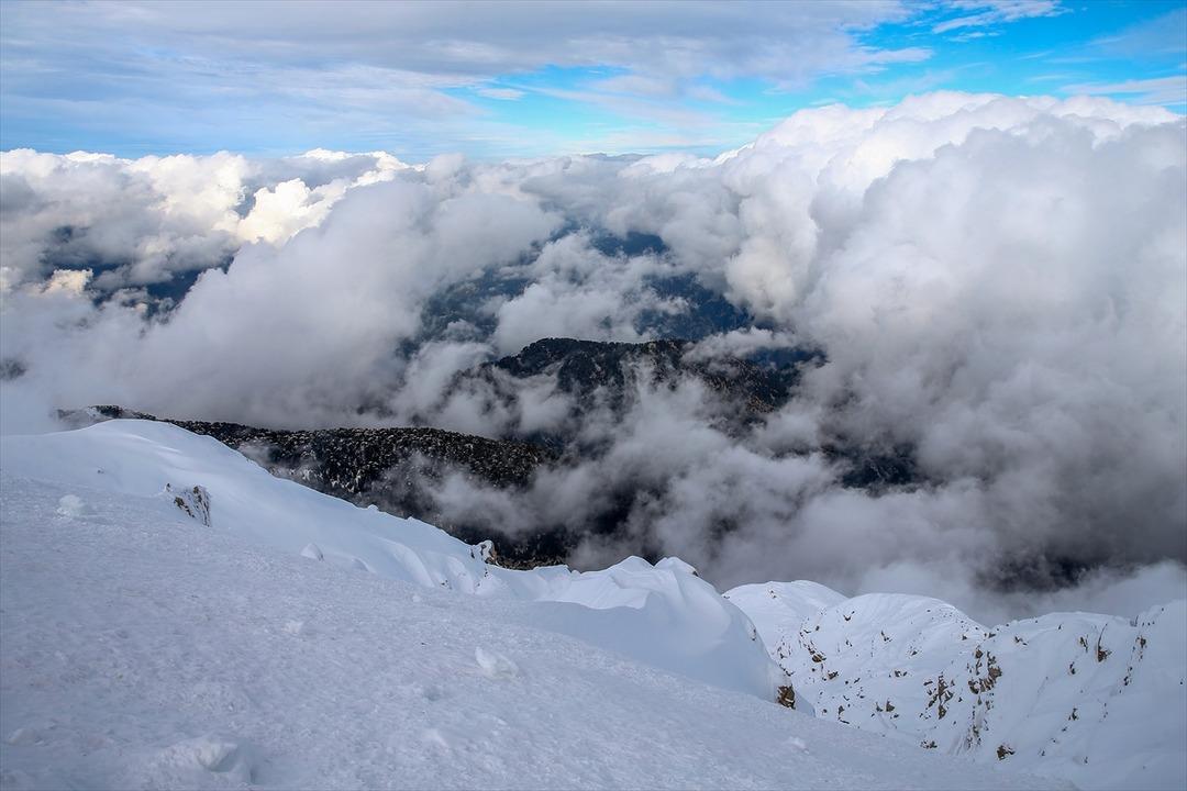 Antalya'da aynı g&uuml;n i&ccedil;inde hem yazı, hem kışı yaşadılar