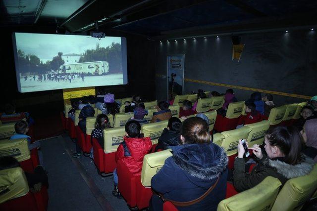 Çocukların ‘mobil sinema’ mutluluğu