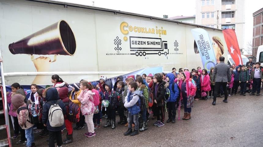 &Ccedil;ocukların &lsquo;mobil sinema&rsquo; mutluluğu