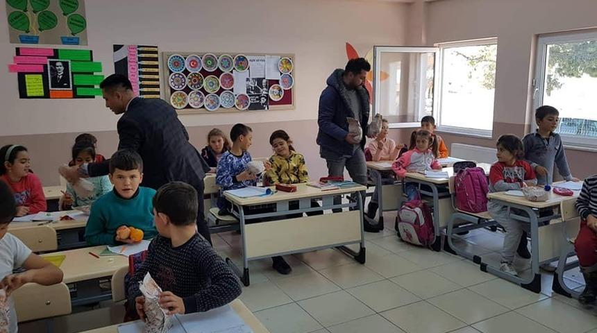 6 ton meyve &ouml;ğrencilere dağıtıldı