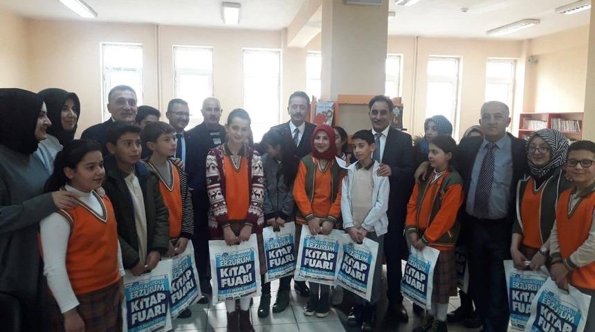 &Ccedil;ok kitap okuyan &ouml;ğrenciler &ouml;d&uuml;llendirildi