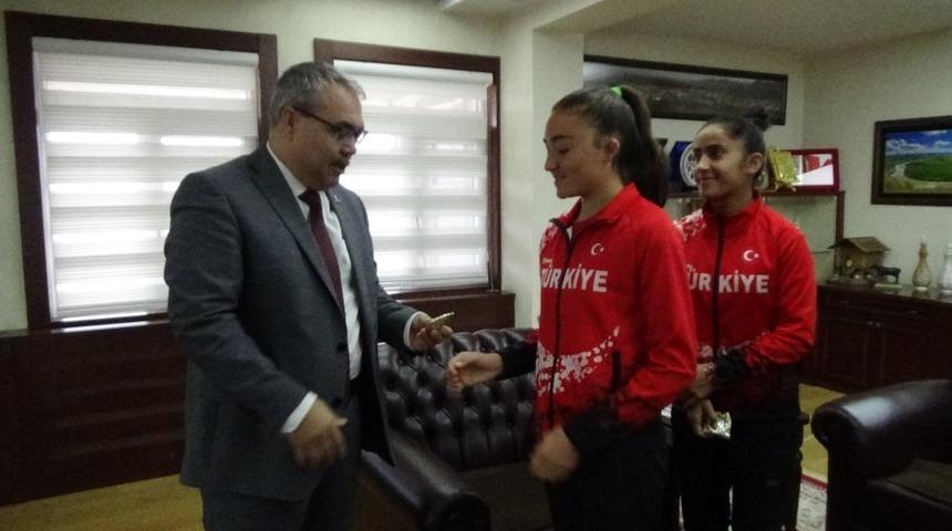 Vali G&uuml;nd&uuml;z&ouml;z, Avrupa &uuml;&ccedil;&uuml;nc&uuml;lerini altınla &ouml;d&uuml;llendirdi