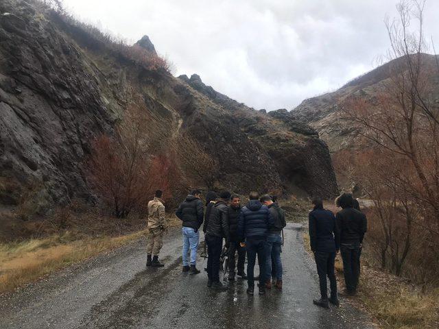 Bingöl’de heyelan; keşfe giden heyet mahsur kaldı