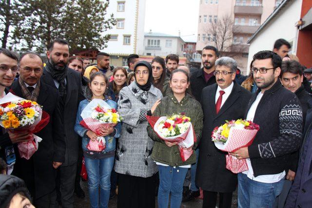 Çin’den başarıyla dönen Ardahanlı öğrencilere davul- zurnalı karşılama