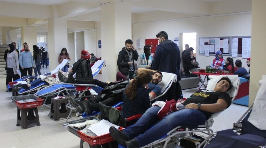 &Uuml;niversite &ouml;ğrencilerinden Kızılay&rsquo;a kan bağışı