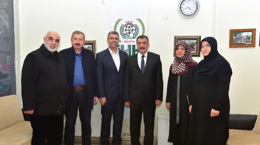 Başkan G&uuml;rkan, İHH Malatya şubesini ziyaret etti