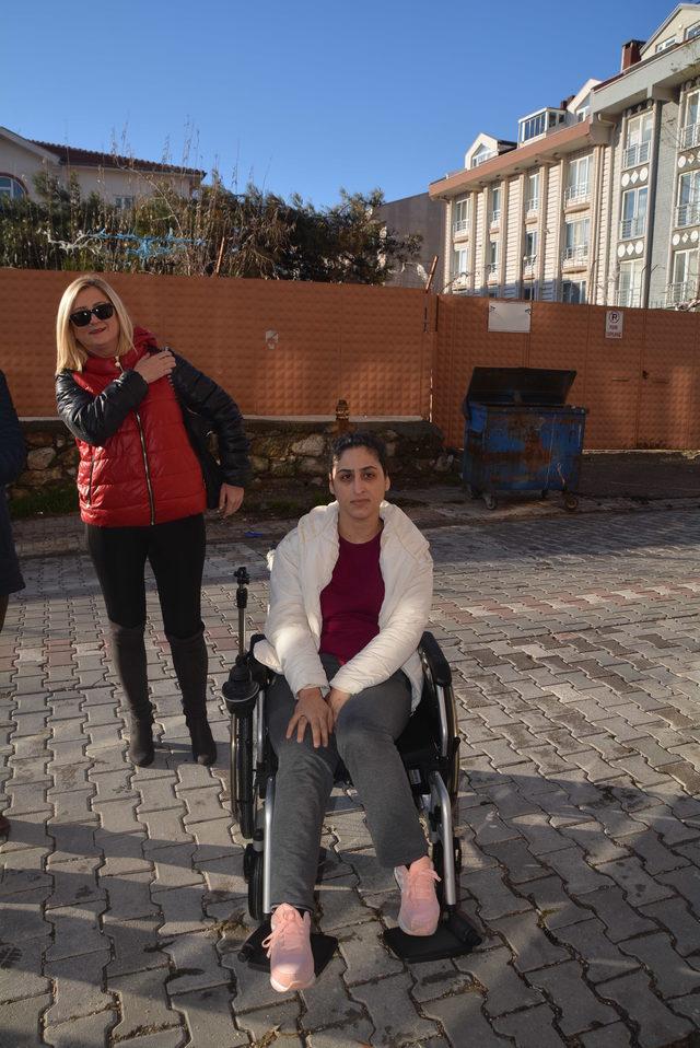 Akülü tekerlekli sandalyesi yakılan engelliye yardım eli uzatıldı