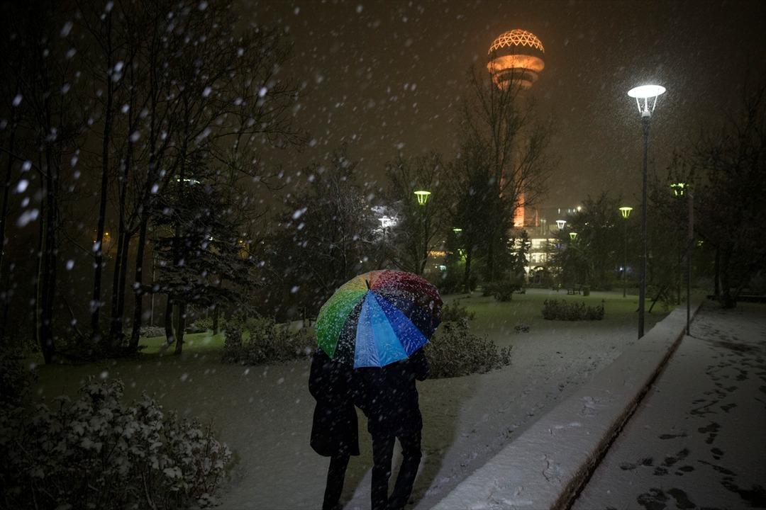 Ankara beyaza b&uuml;r&uuml;nd&uuml;