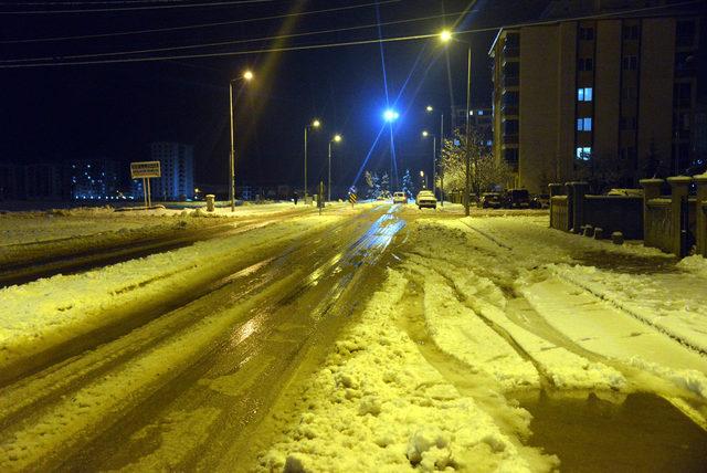 Kahramanmaraş'ta beklenen kar geldi (2)