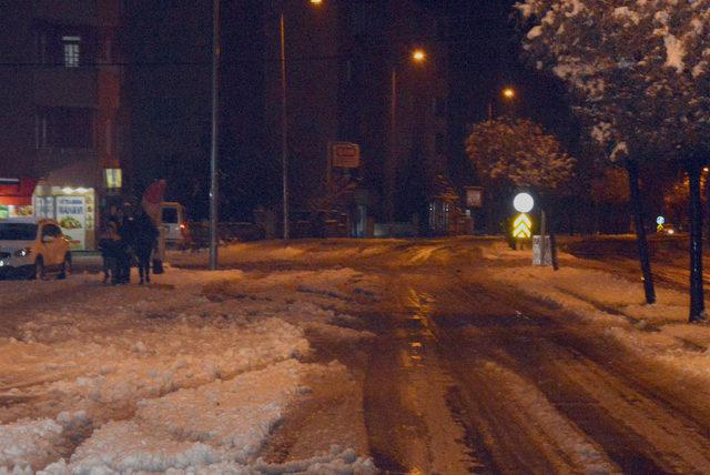 Kahramanmaraş'ta beklenen kar geldi (2)