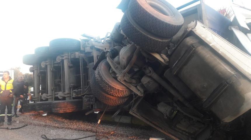 Freni kilitlenen TIR devrildi