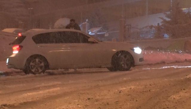 Ankara'da yoğun kar, kenti beyaza bürüdü