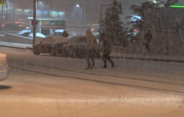 Ankara'da yoğun kar, kenti beyaza bürüdü