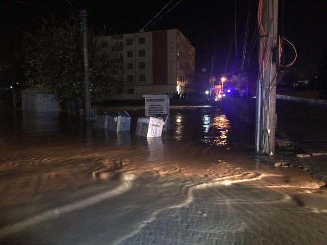 Kızıltepe'de dere taştı, yollar göle döndü