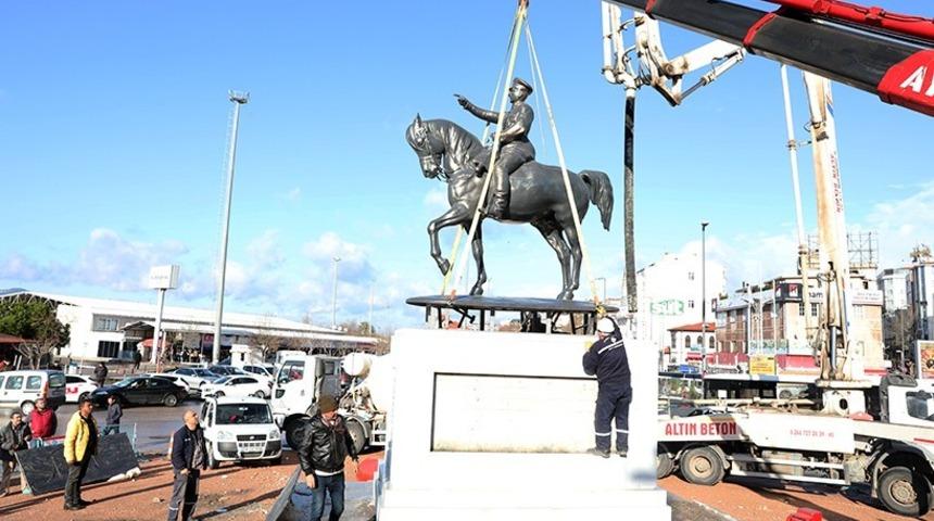 Bandırma&rsquo;ya yeni Atat&uuml;rk Heykeli