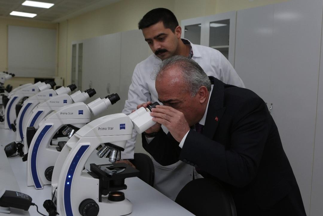 Rekt&ouml;r &Ccedil;omaklı, Veteriner ve Su &Uuml;r&uuml;nleri Fak&uuml;ltelerini ziyaret etti