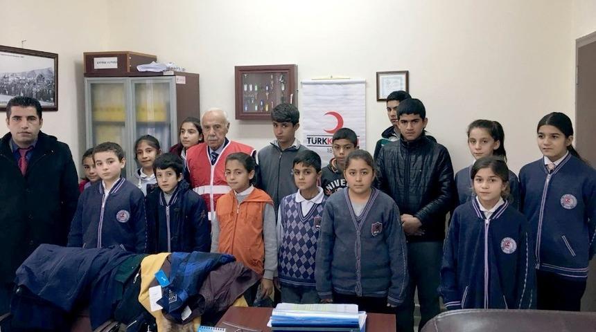 Kızılay&rsquo;dan &ouml;ğrencilere kışlık kıyafet yardımı