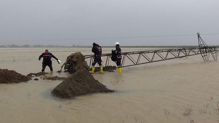 Fırtına elektrik direklerini devirdi G1