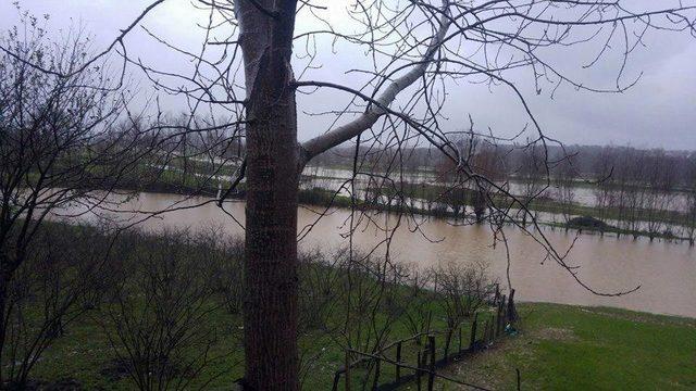 Kaynarca’da tarım arazilerinin bir kısmı sular altında kaldı