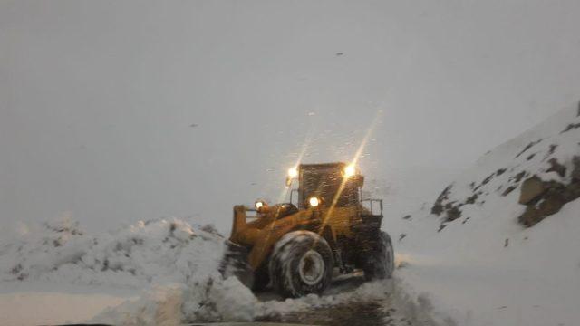 Hakkari’de 6 köy ile 16 mezra yolu ulaşıma kapandı