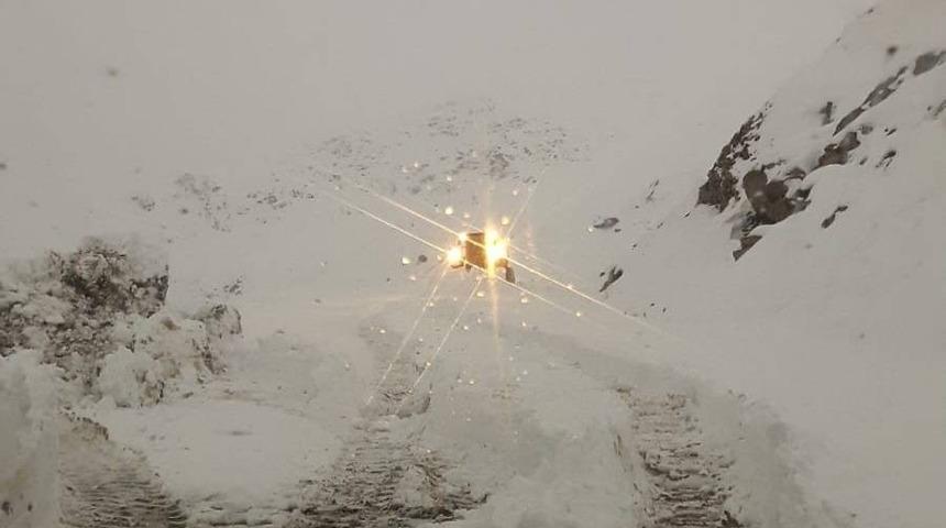 Hakkari&rsquo;de 6 k&ouml;y ile 16 mezra yolu ulaşıma kapandı