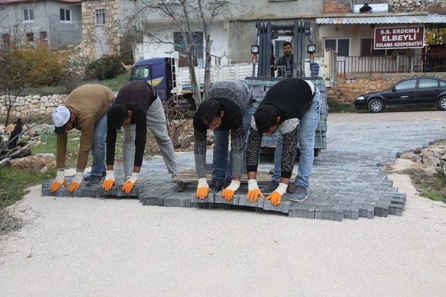 Erdemli’de parke yol çalışmaları sürüyor