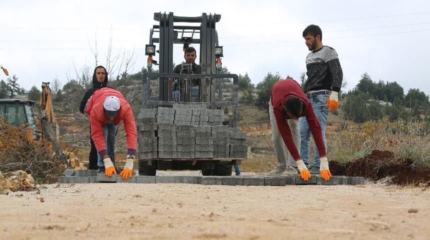 Erdemli&rsquo;de parke yol &ccedil;alışmaları s&uuml;r&uuml;yor