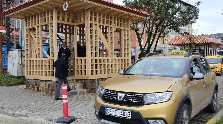 Arhavi&rsquo;de taksi durakları y&ouml;resel mimariyle yenileniyor