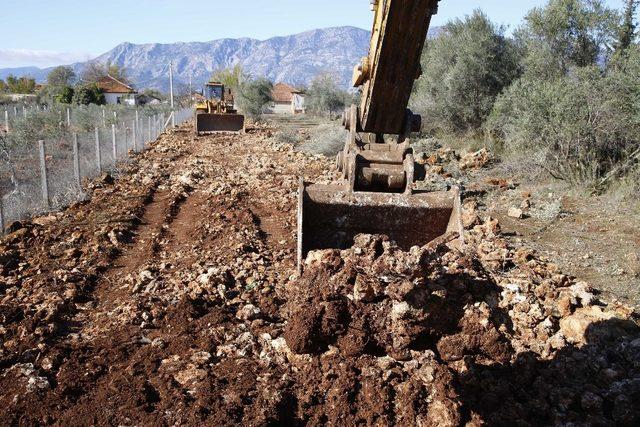 Döşemealtı’nda yol seferberliği sürüyor