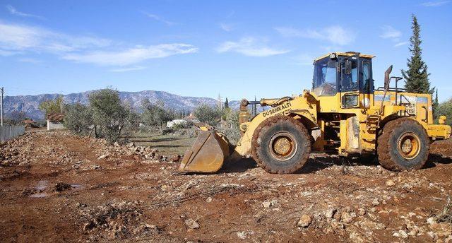 Döşemealtı’nda yol seferberliği sürüyor