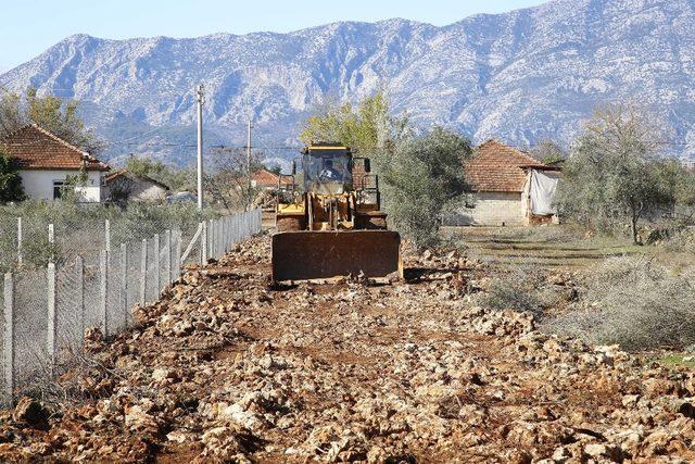 Döşemealtı’nda yol seferberliği sürüyor