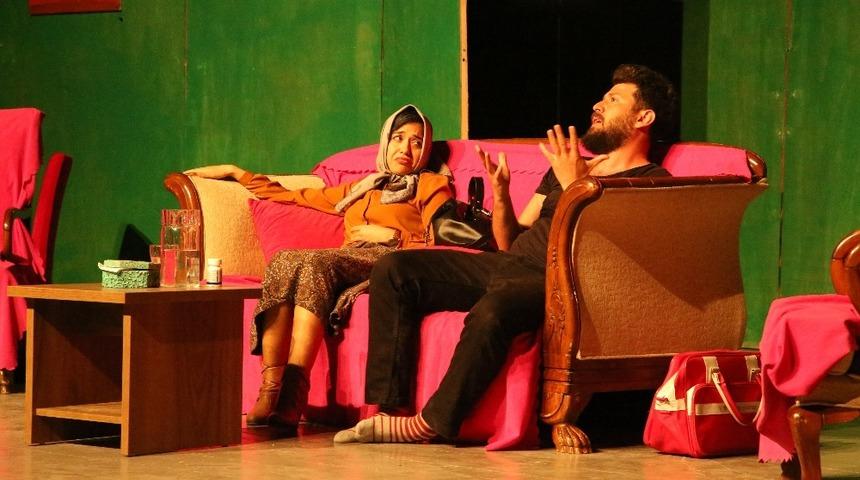 Erdemli Şehir Tiyatrosu "Elimde Valizim" ile seyirci karşısında