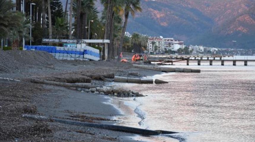 Marmaris'te deniz 20 metre çekildi! Deprem mi olacak?