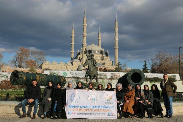 Hakan Cırıt’i ilk kutlayanlar imam hatipli öğrenciler oldu